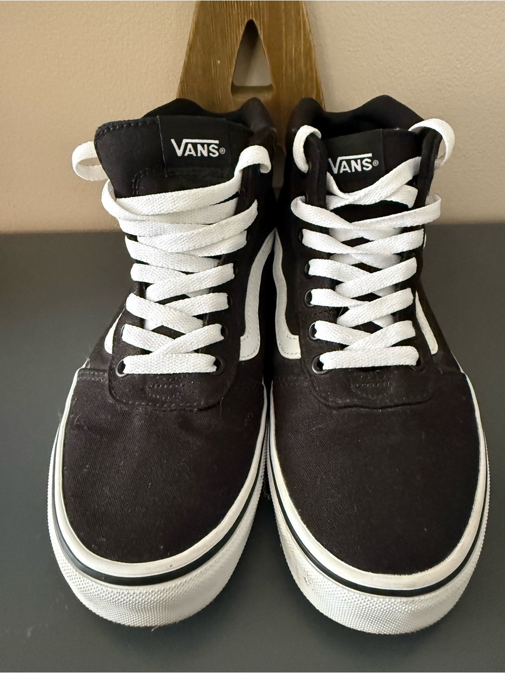 Classic Vans Ward High Top Women’s Sz 8 Black and White Sneakers - Picture 3 of 6
